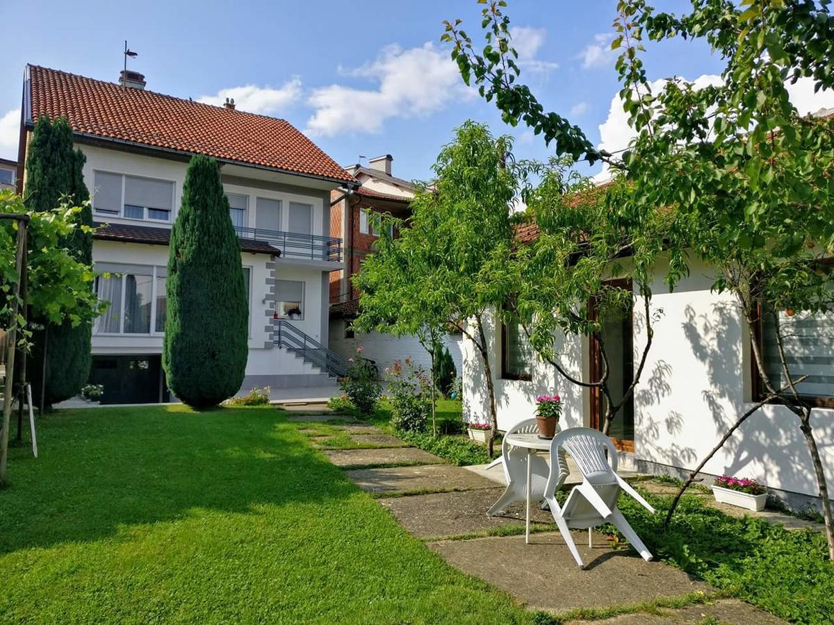 Garden Guesthouse Gjakova Esterno foto