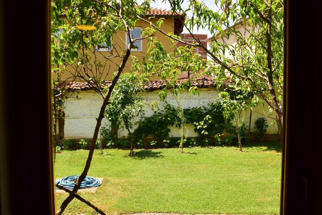 Garden Guesthouse Gjakova Esterno foto